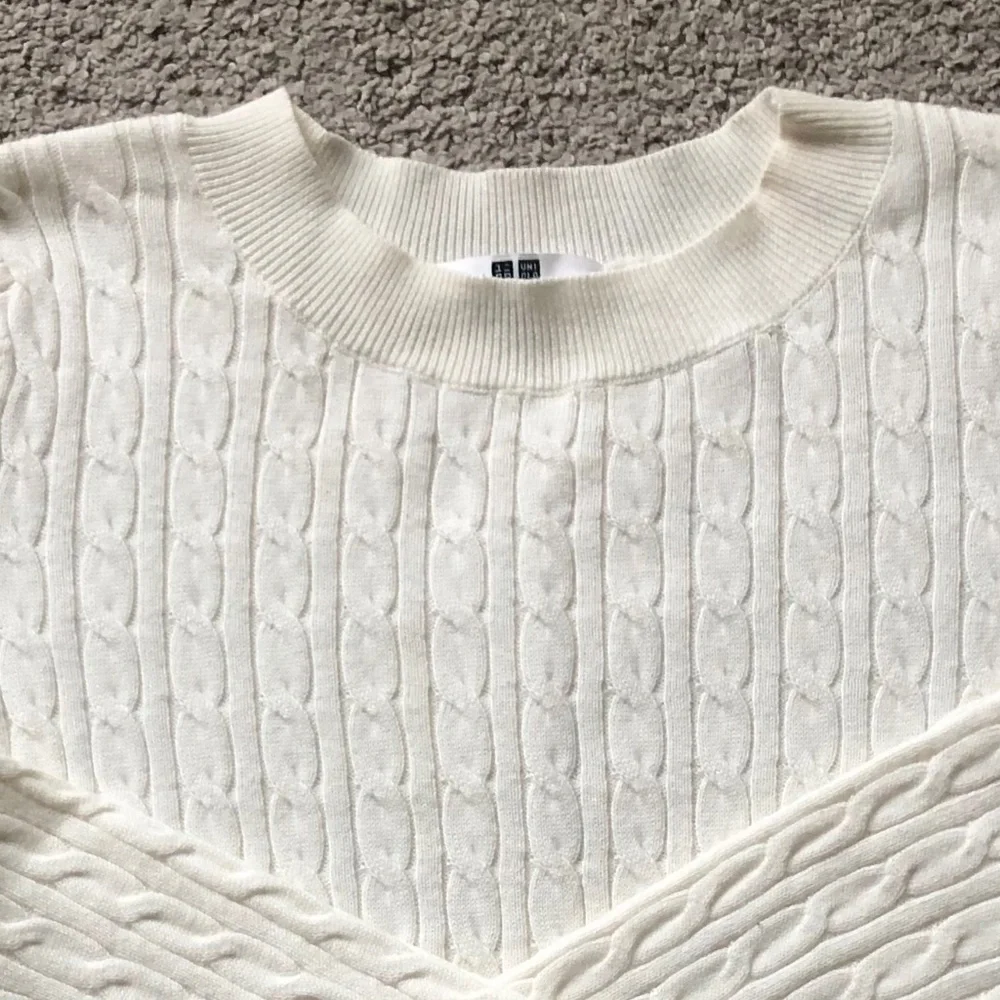Uniqlo Cream Cable-Knit Crew Neck Sweater - Picture 2 of 2